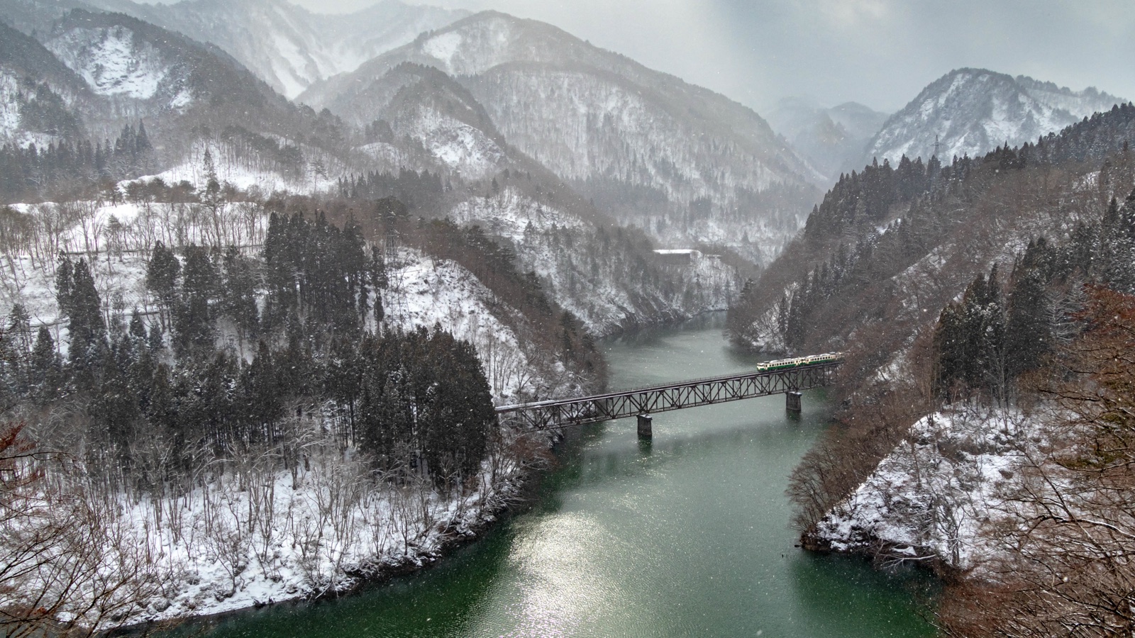 冬日鐵橋上的列車身影 福島只見線第三只見川橋梁（福島県）