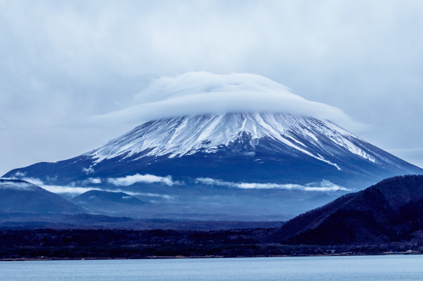 初冬的山梨，富士山戴上白帽（山梨県）