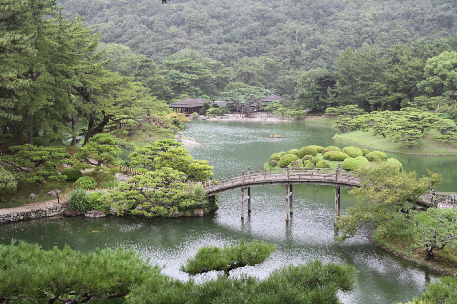 飛來峰遠眺　香川栗林公園的池水與築山（香川県）