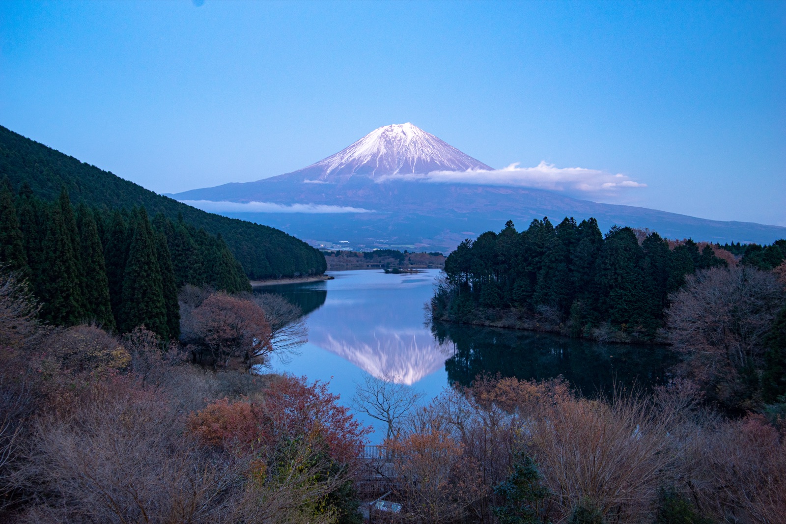 靜岡田貫湖 富士山漸入夜色的寧靜時刻（静岡県）