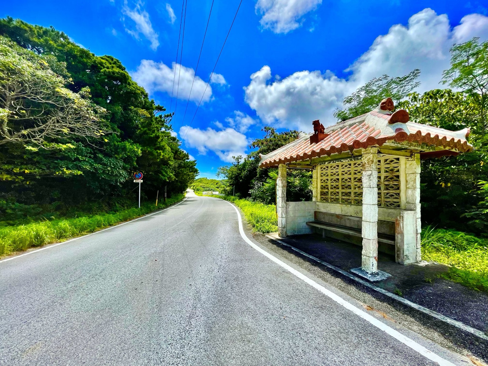 沖繩久米島 紅瓦屋舍與藍天相映的公車站牌（沖縄県）