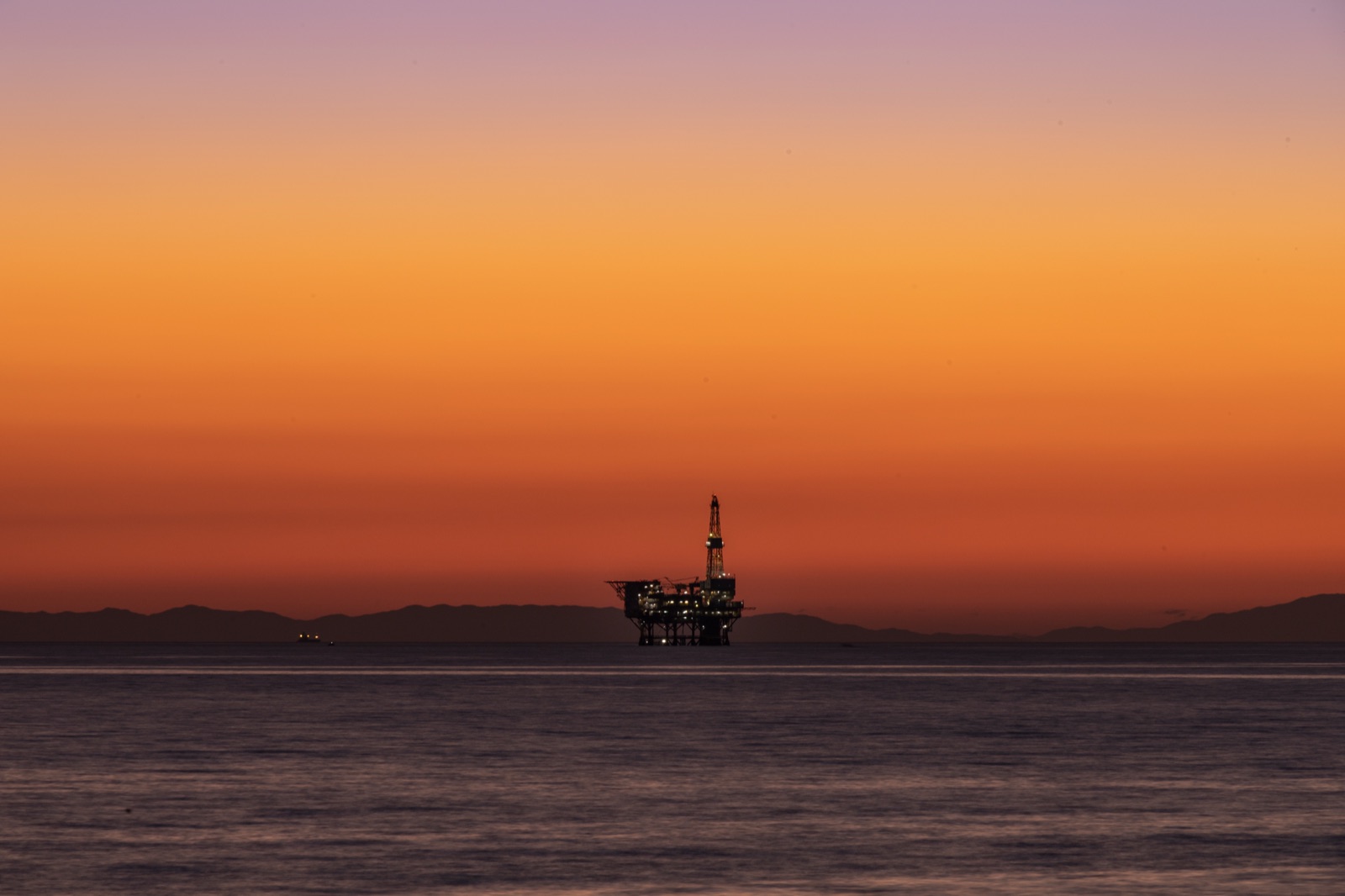 新潟胎內市外海油氣田 夕陽與島影交織的工業風景（新潟県）