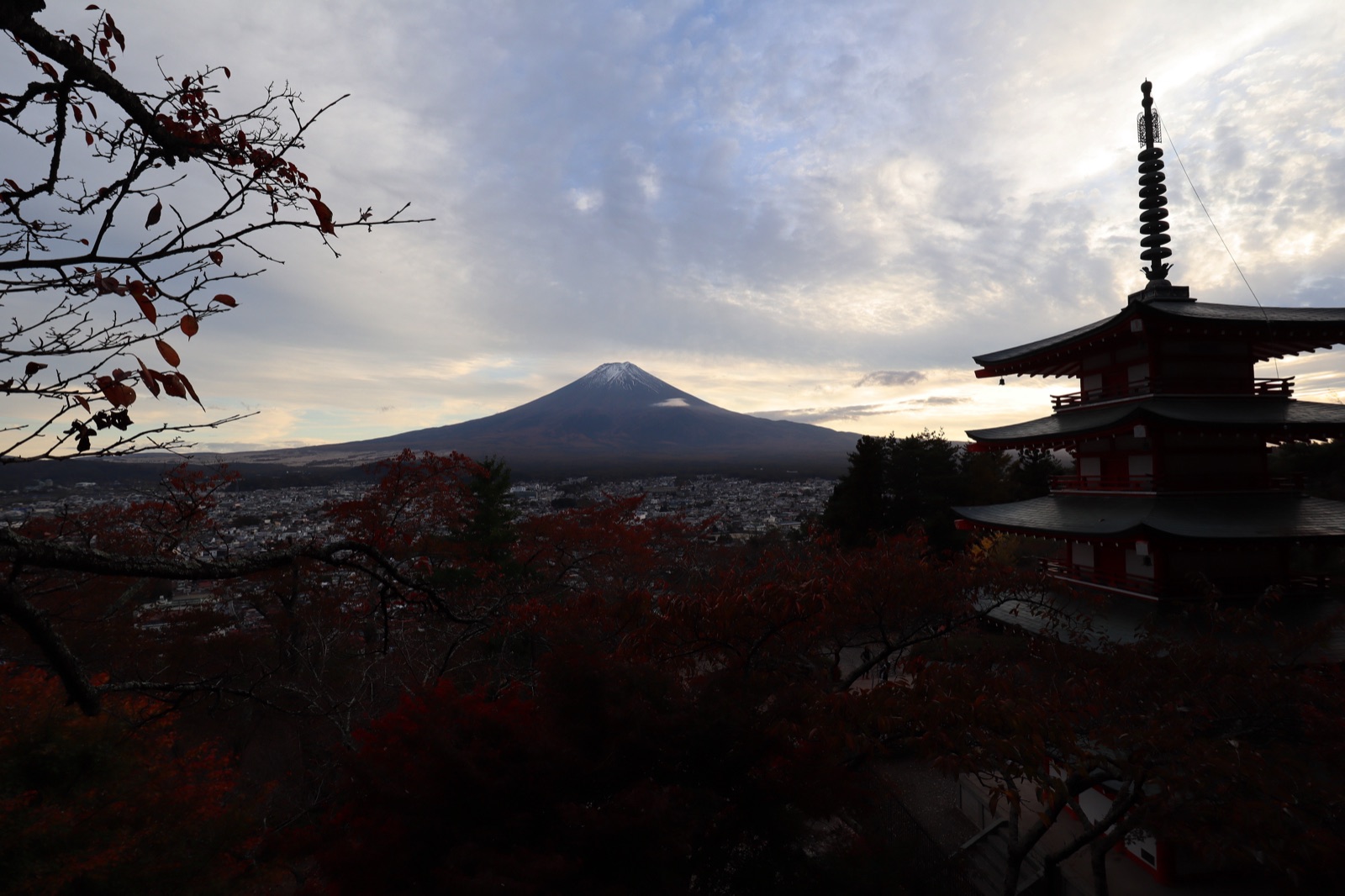 山梨縣新倉山淺間神社的靜謐風景（山梨県）