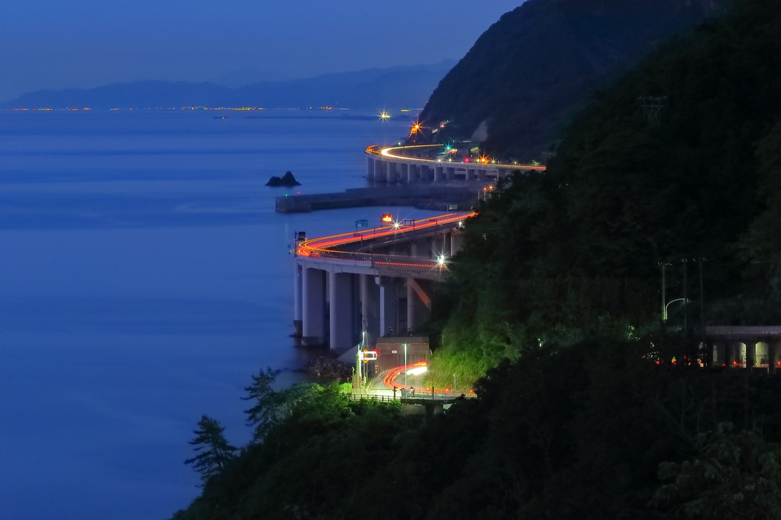 新潟黎明前的紅線：晨曦時分的景致（新潟県）