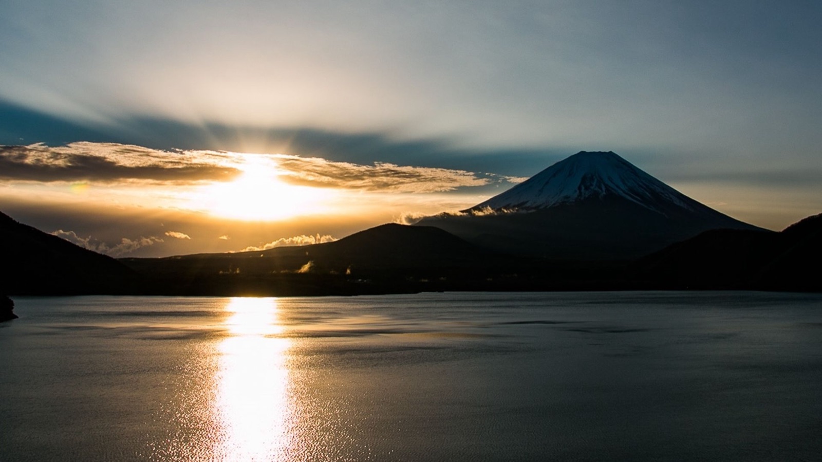 山梨本棲湖晨曦 一瞬間的光影奇蹟（山梨県）