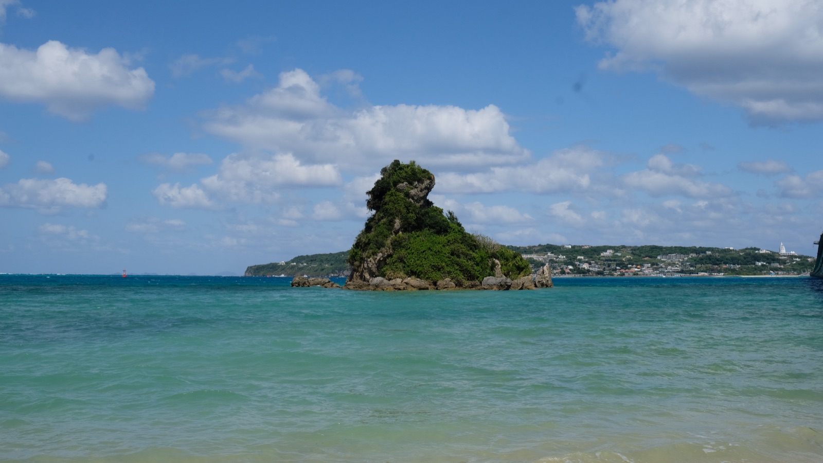 沖繩海岸的岩石 青海與綠苔的對話（沖縄県）