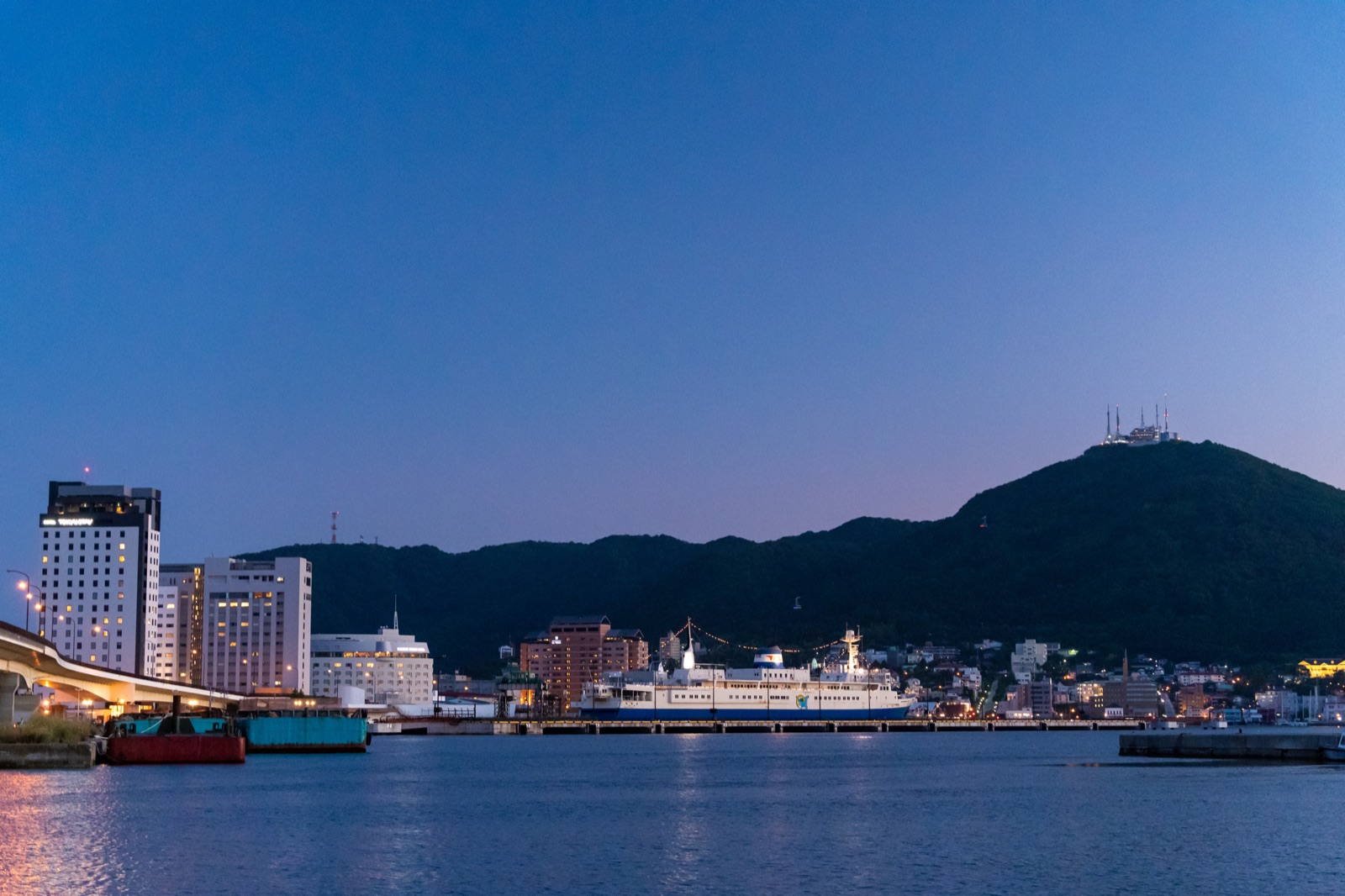 函館夜幕降臨前的街景（北海道）