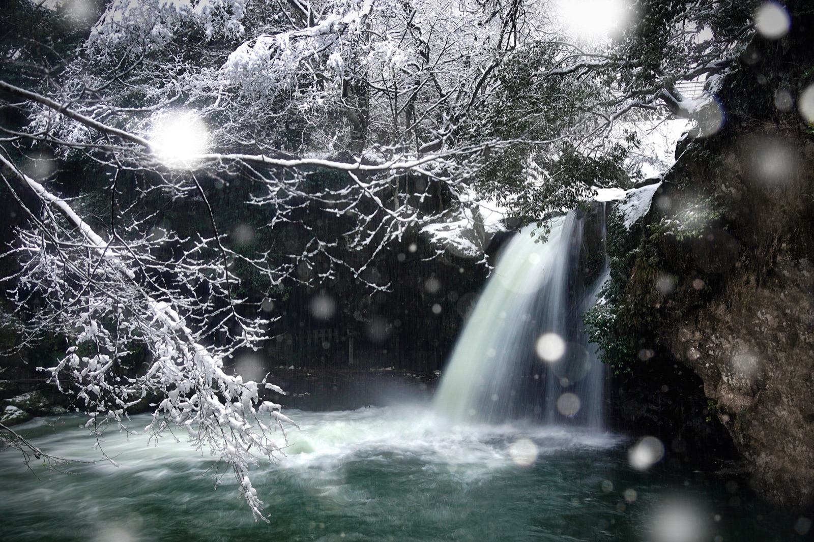 兵庫雪之十戶瀑布 地下涌泉築成的靜謐水潭（兵庫県）