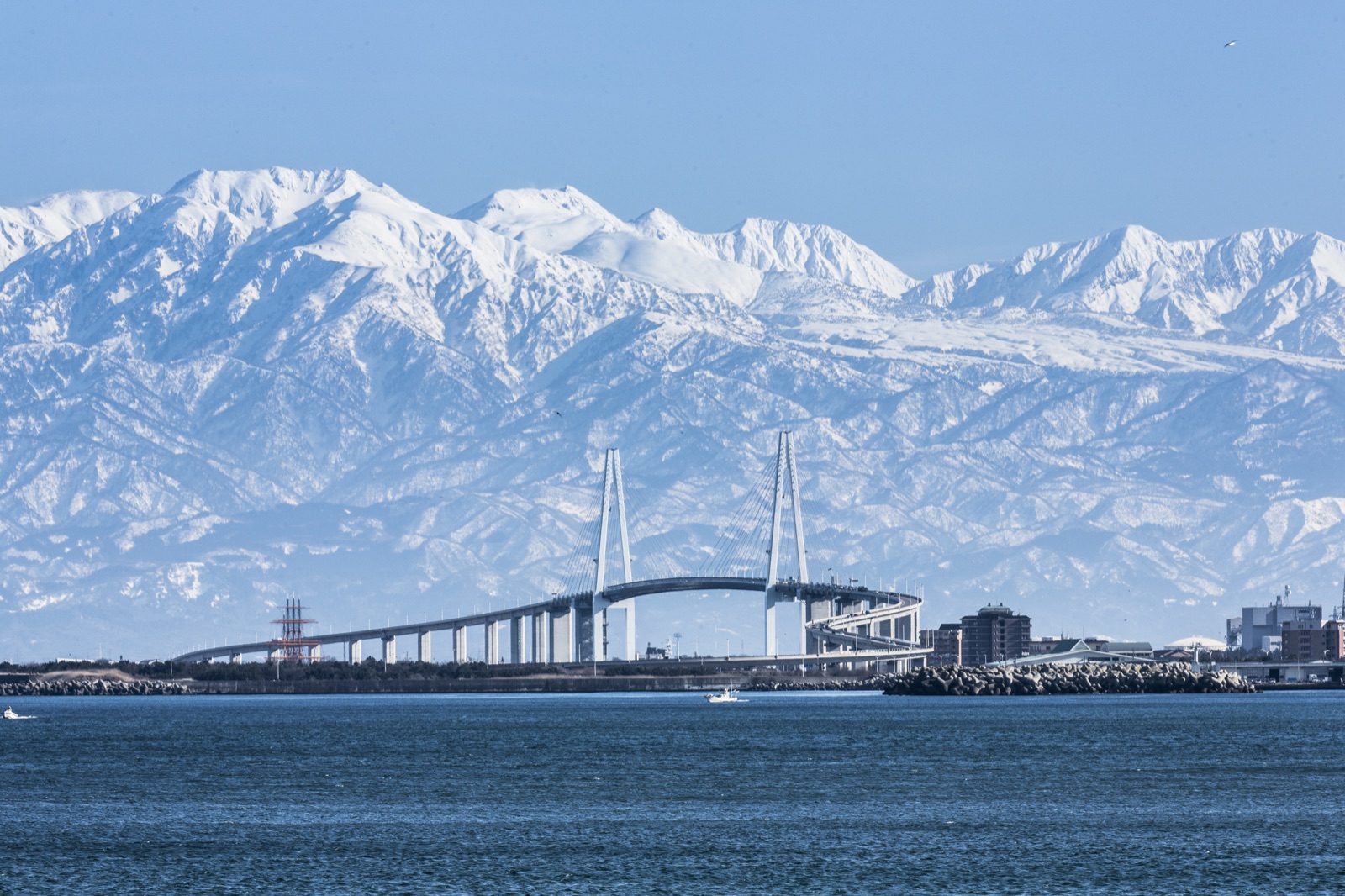 立山連峰與新湊大橋的對話（富山県）