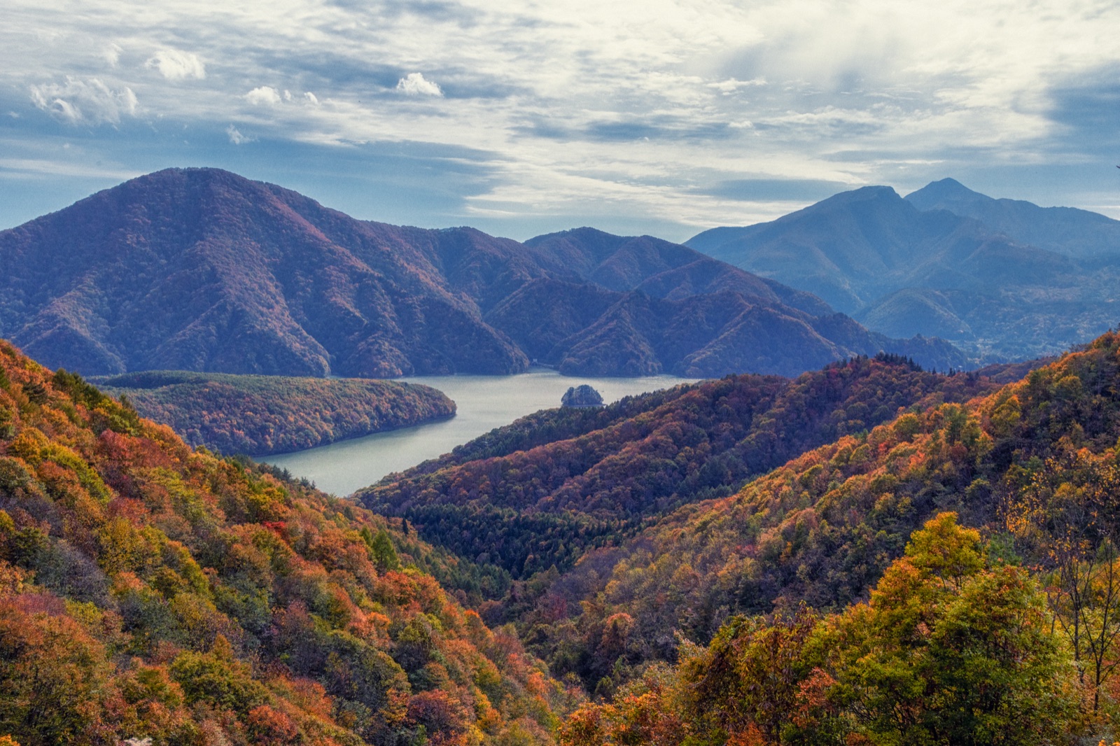 秋元湖的秋 沿著磐梯吾妻線路的紅葉時光（福島県）