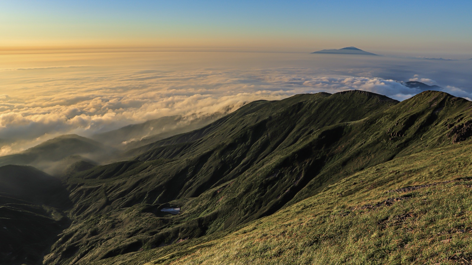 月山頂上的雲海——三十年一遇的景象（山形県）