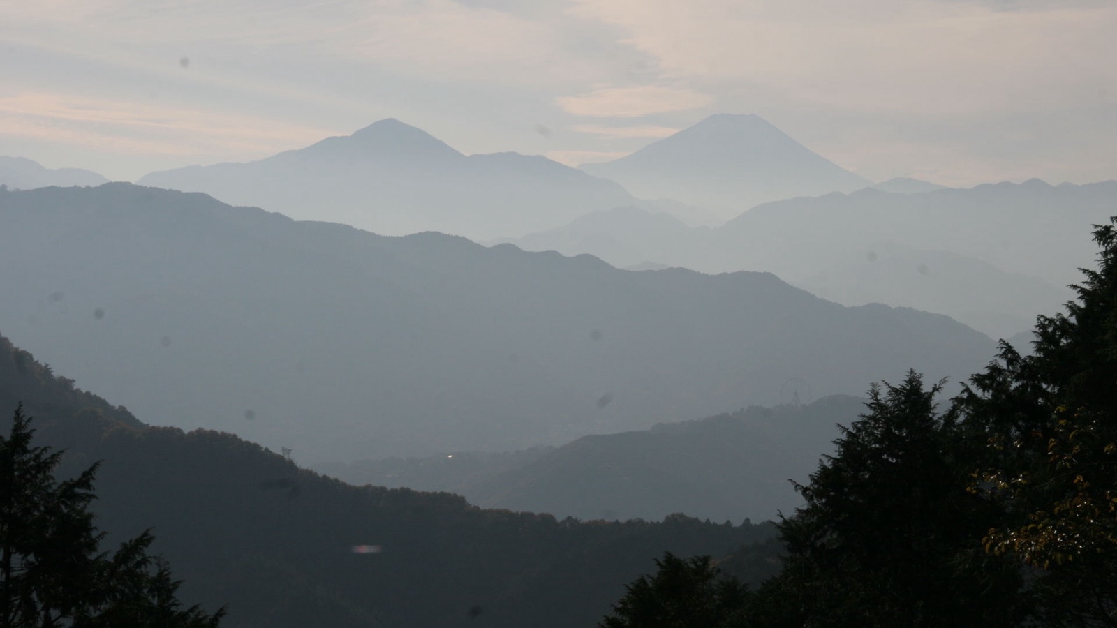 高尾山頂眺望富士山（静岡県）