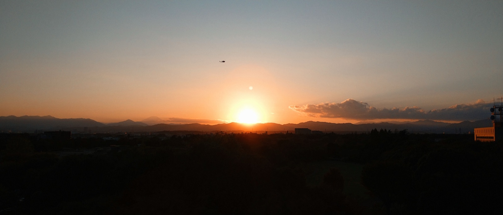 立川廣域防災基地的直升機與夕陽（東京都）