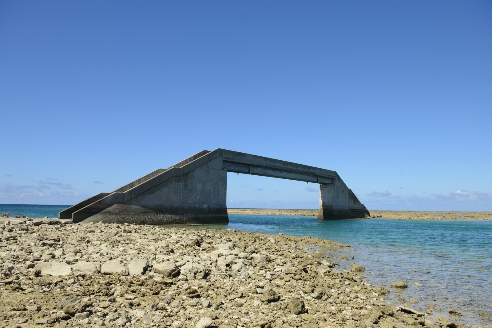 潮汐隱現的橋——沖繩久米島的海上迷蹤（沖縄県）