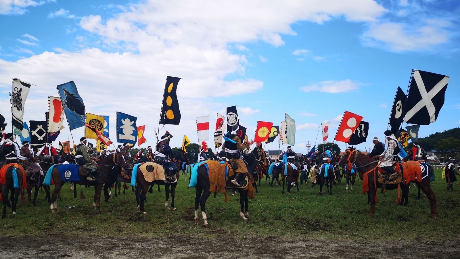 相馬野馬追神旗爭奪戰 雲雀原祭場內的傳統對決（福島県）