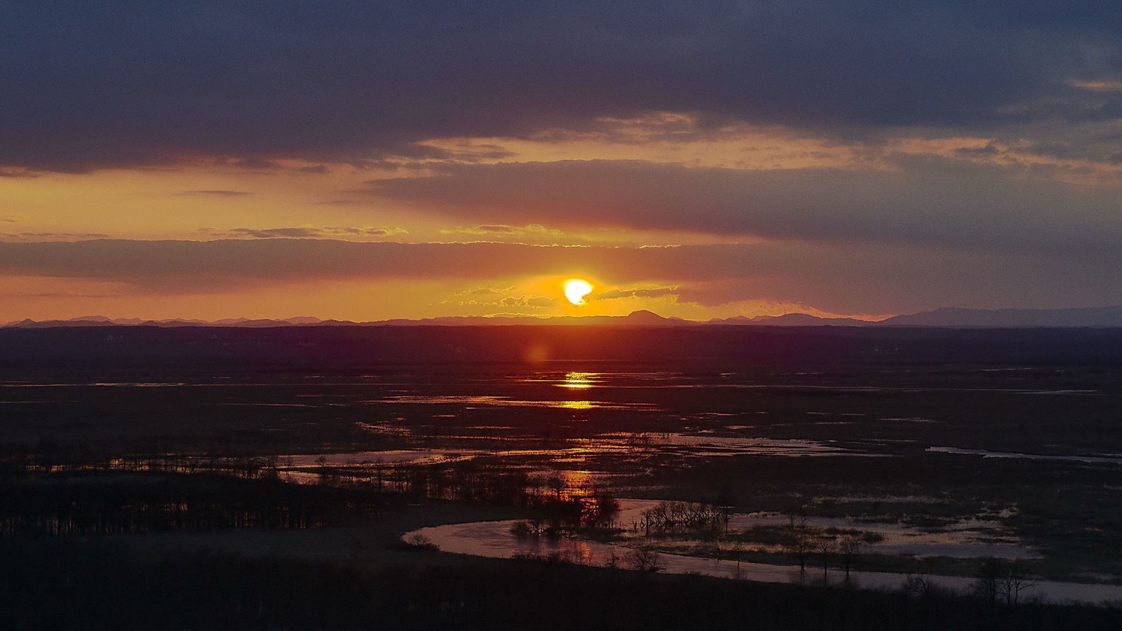 北海道朱色濕原 雪解時節的夕照（北海道）