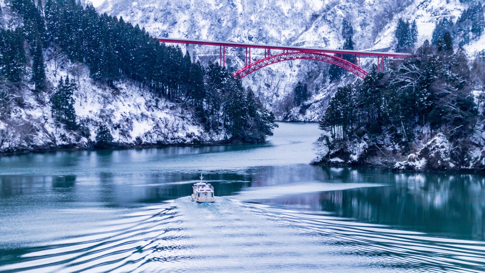 冬日莊川峽 水墨山水間的遊船緩行（富山県）