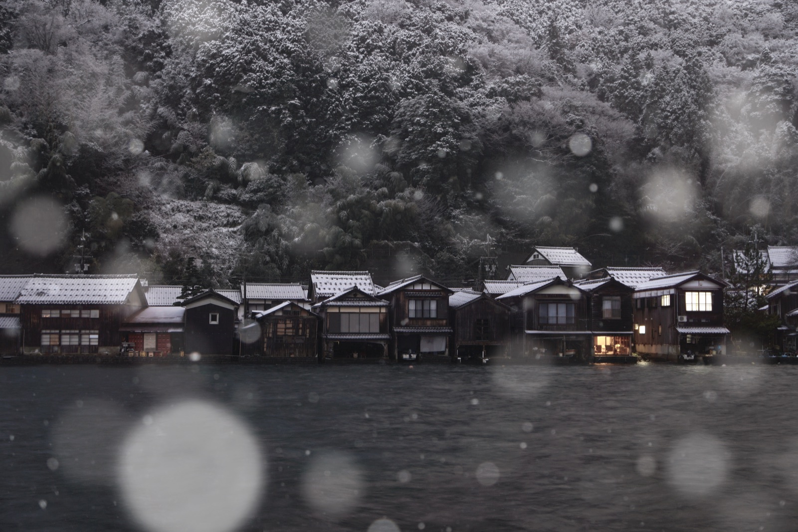 京都伊根船屋的雪景 冬日幻想世界（京都府）