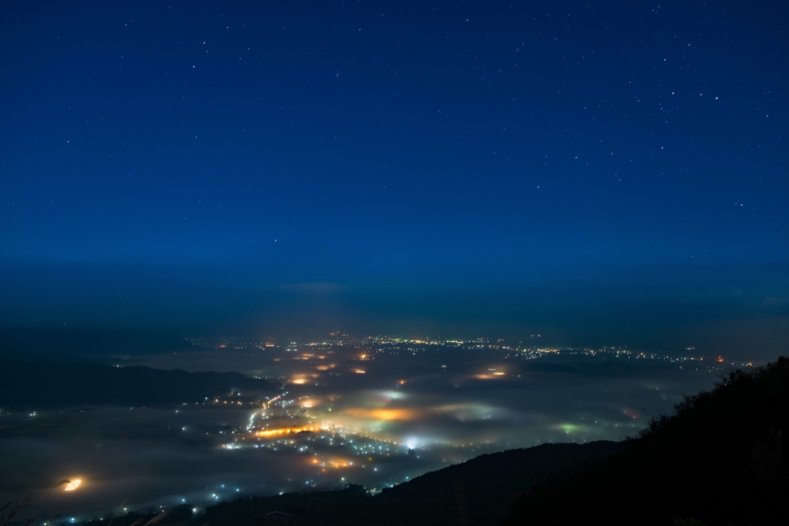 熊本阿蘇雲海｜深夜霧靄中的街燈微光（熊本県）