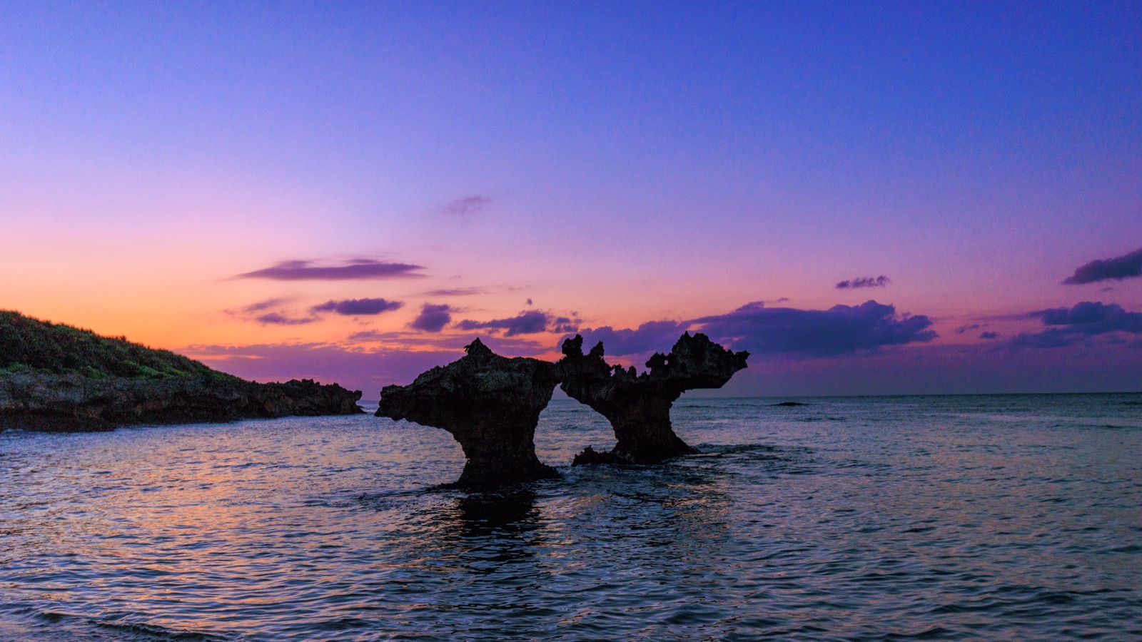 沖繩古宇利島 夕照中的心形岩石（沖縄県）