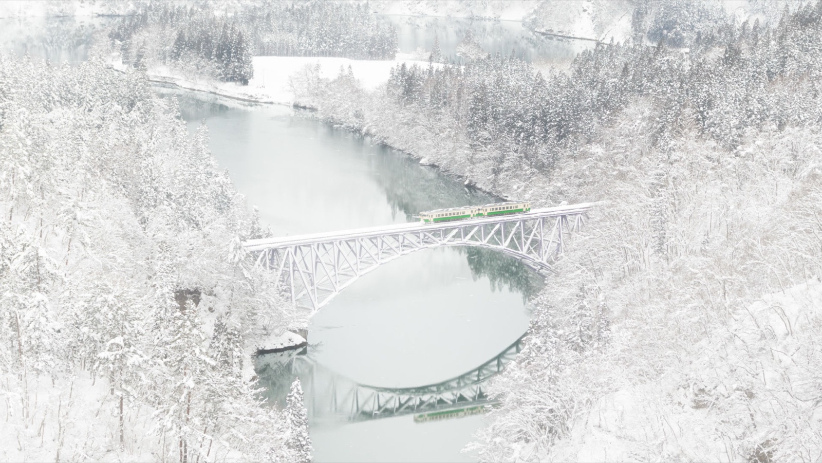 大雪後的只見川第一橋梁 列車穿越白色世界（福島県）
