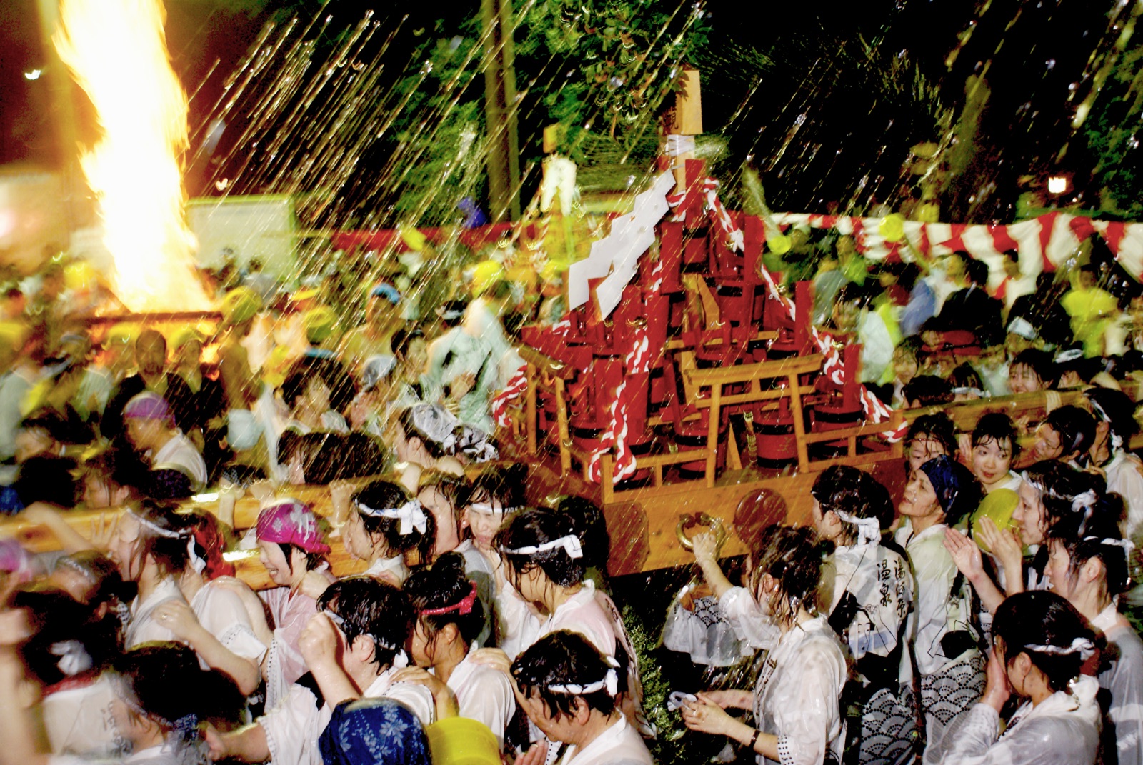 神奈川縣湯河原町的潑湯祭典（神奈川県）