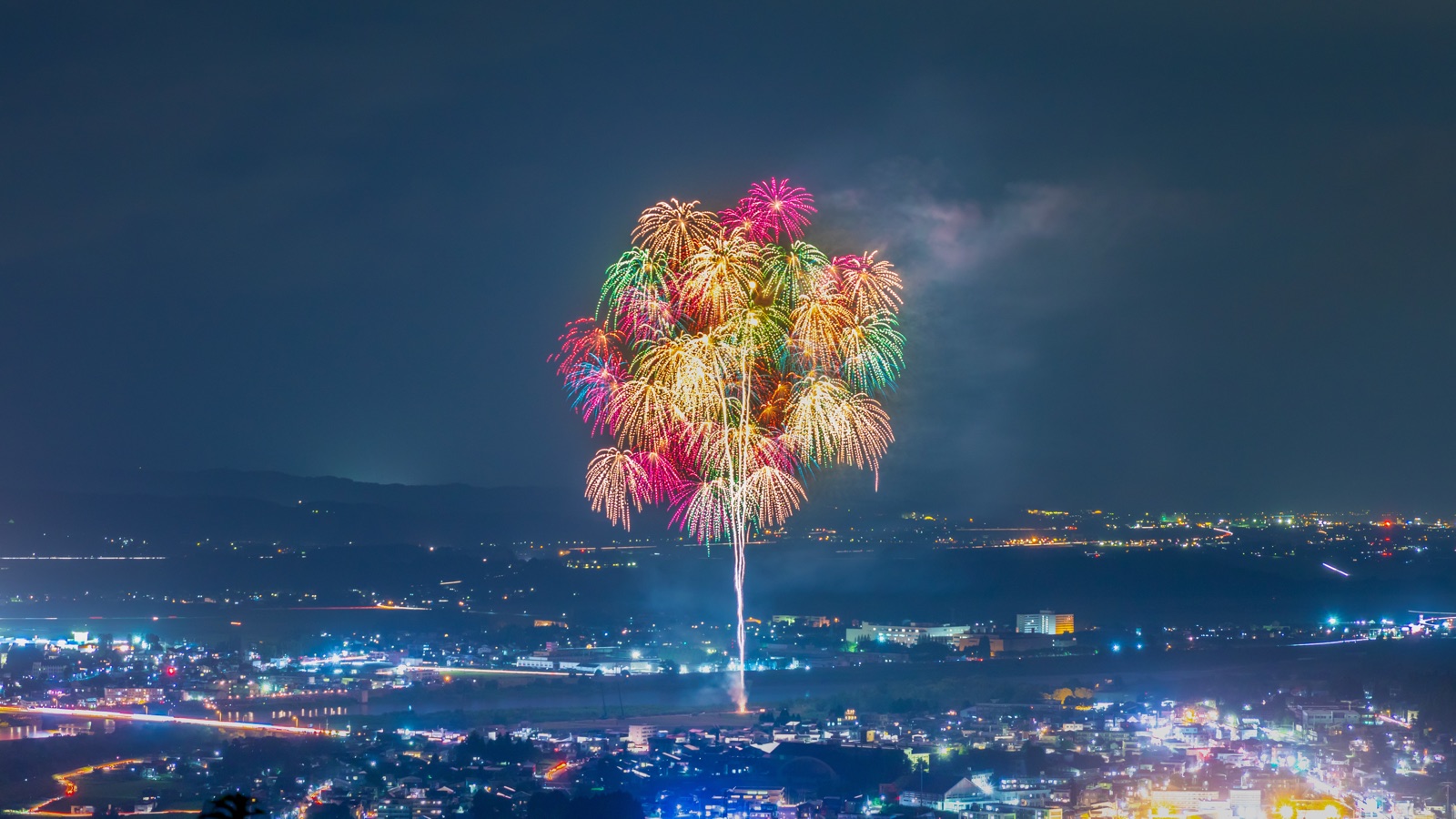夏夜煙火綻放 新潟信濃川畔的祭典華彩（新潟県）