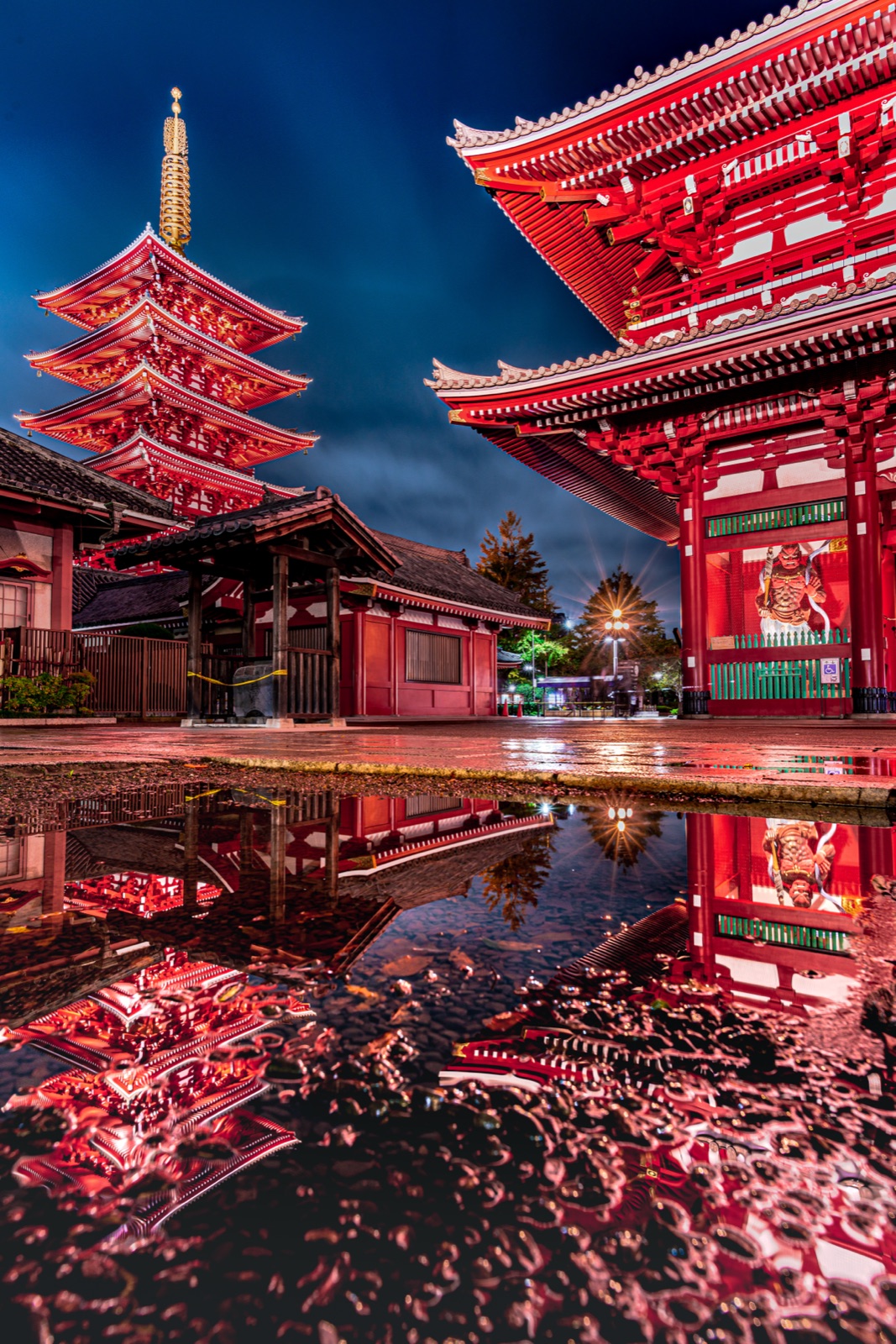 雨後漫步東京 淺草寺夜景的朱紅倒影（東京都）
