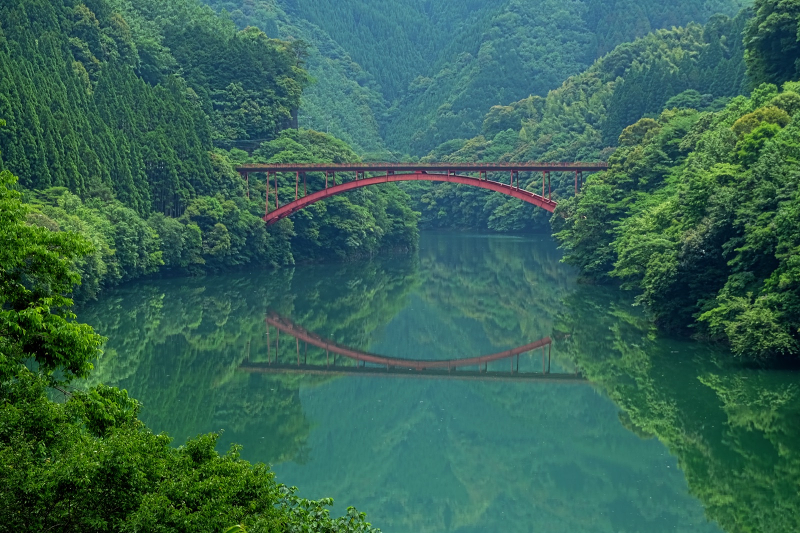 綠意中的紅橋——宮崎奧日向路的倒影（宮崎県）