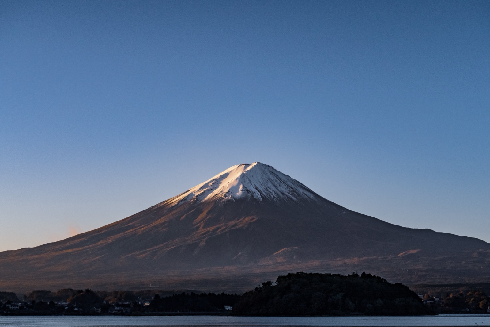 朝陽映照下的富士山 山梨縣赤富士（山梨県）