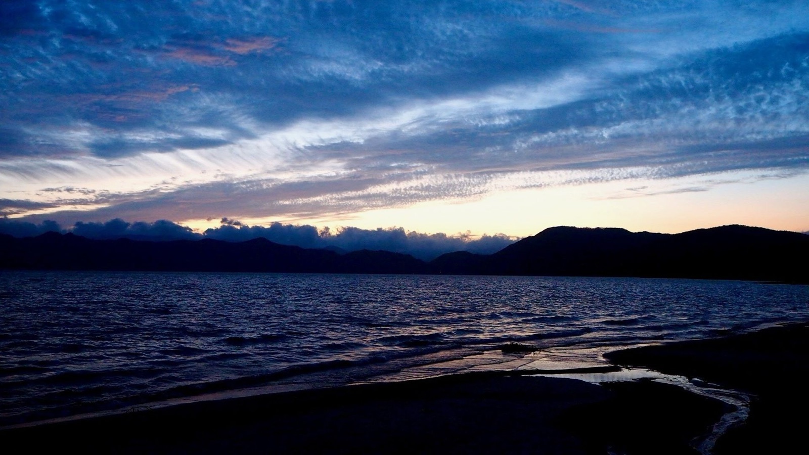 秋田縣田澤湖的夕暮時刻（秋田県）