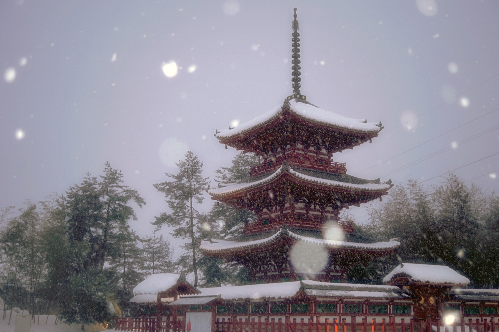 兵庫雪夜裡的三重塔（兵庫県）