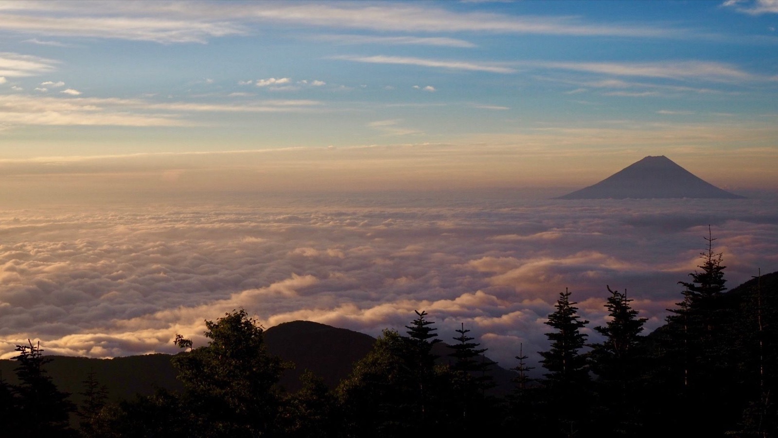 朝燒染紅雲海與富士山（山梨県）