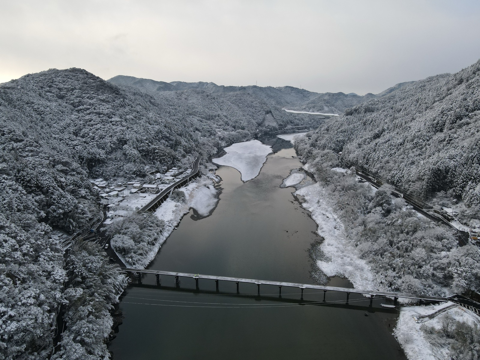 雪日裡的銀白仁淀川 名越屋沈下橋靜靜佇立（高知県）