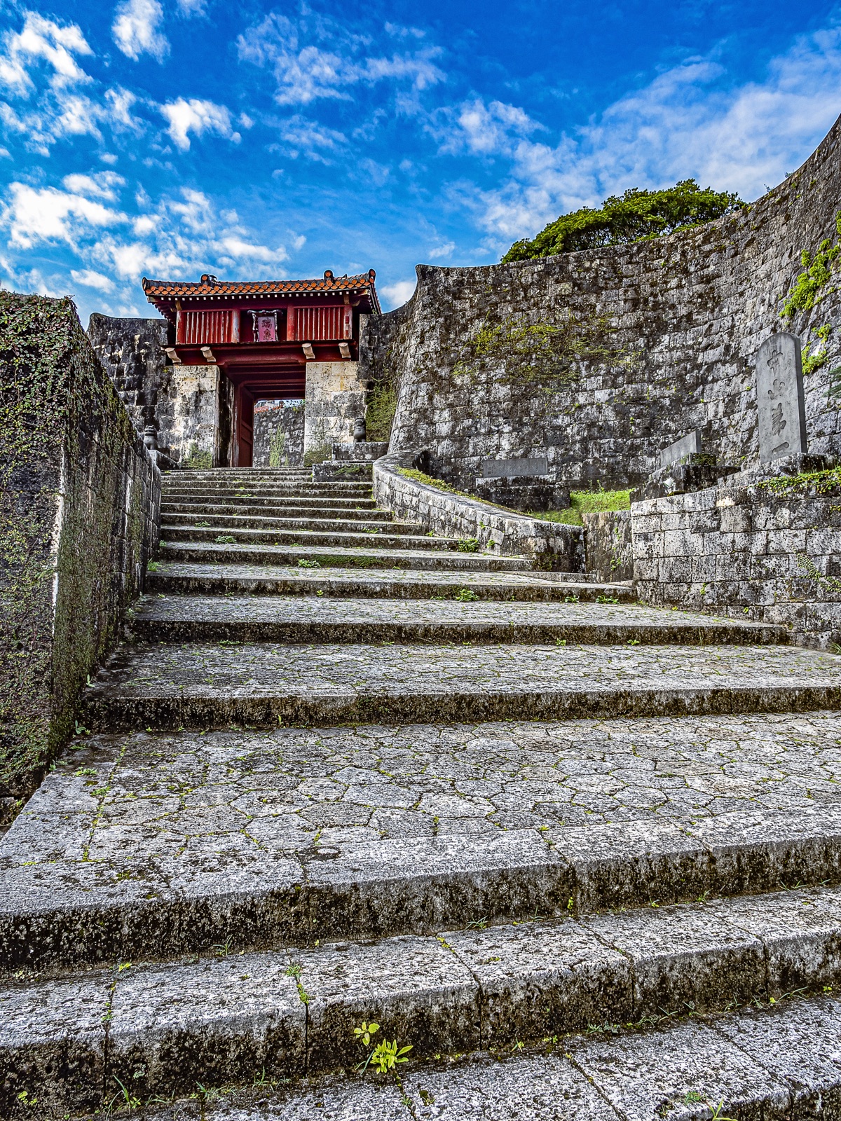首裡城登城路上　瑞泉門的靜默姿態（沖縄県）