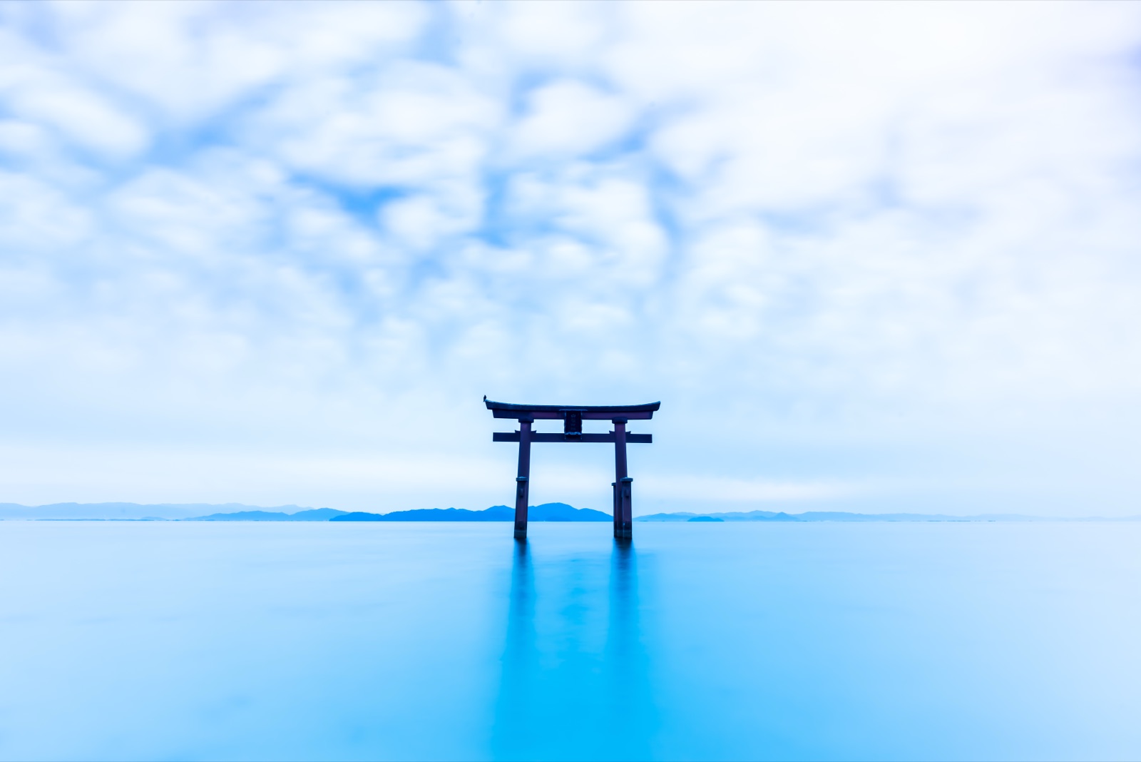 滋賀琵琶湖白鬚神社　蒼白交織的湖畔風景（滋賀県）