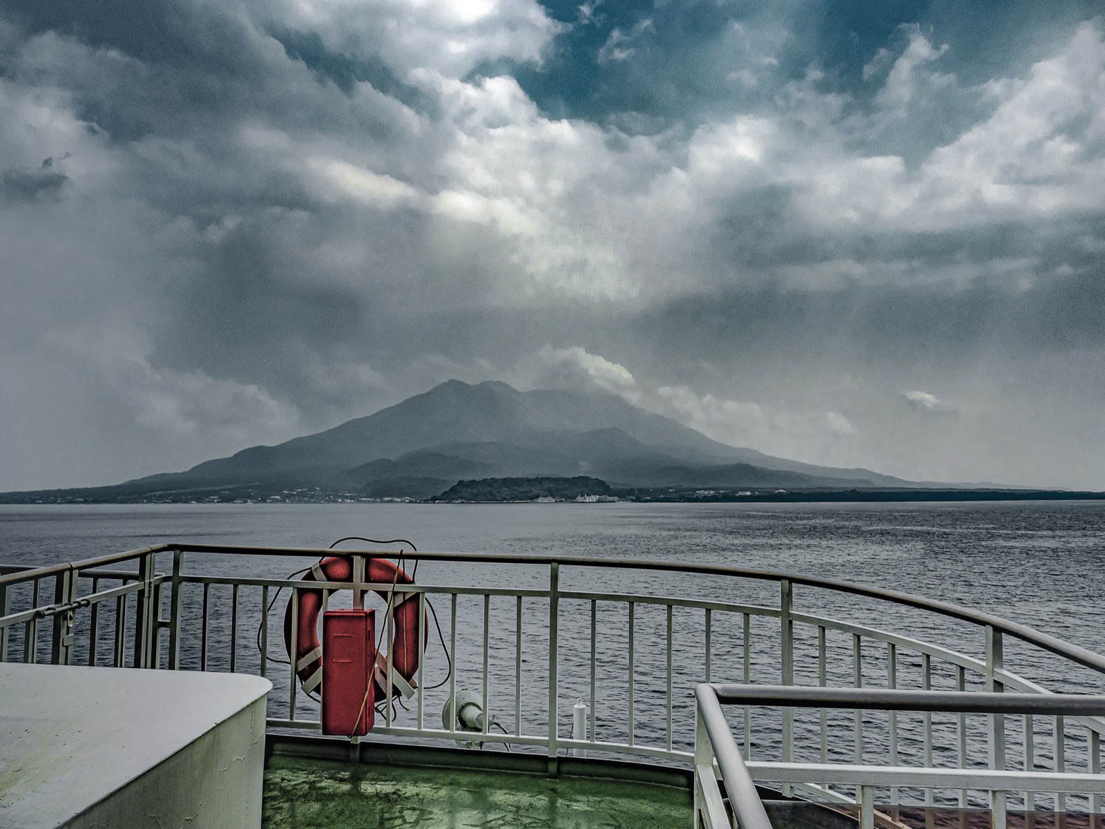 鹿兒島港的甲板上，活火山在眼前（鹿児島県）