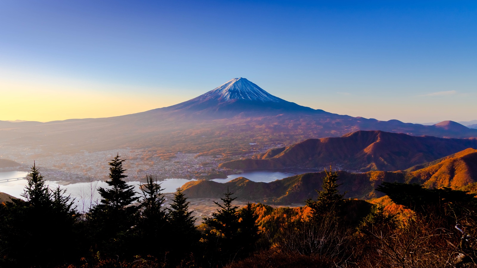 晨曦映照富士山 環峰楓紅絢爛時（山梨県）