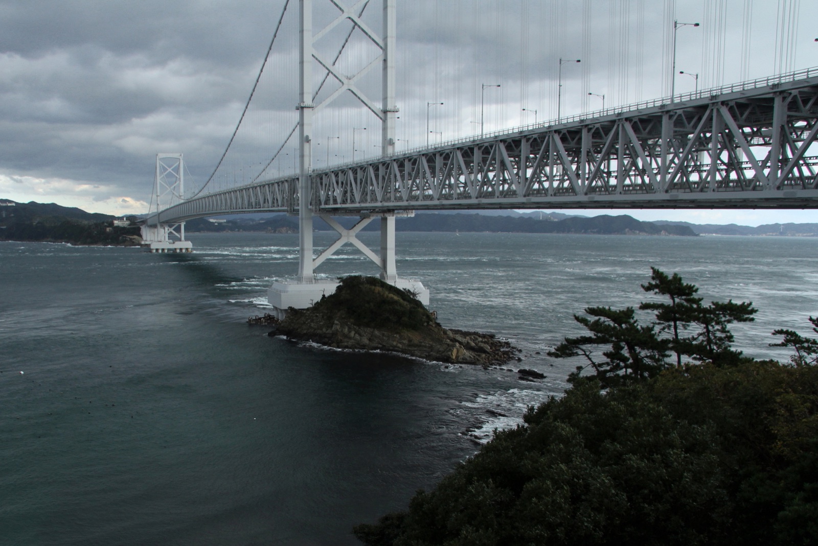 兵庫縣明石海峽大橋：跨越四公裡的靜謐視線（兵庫県）