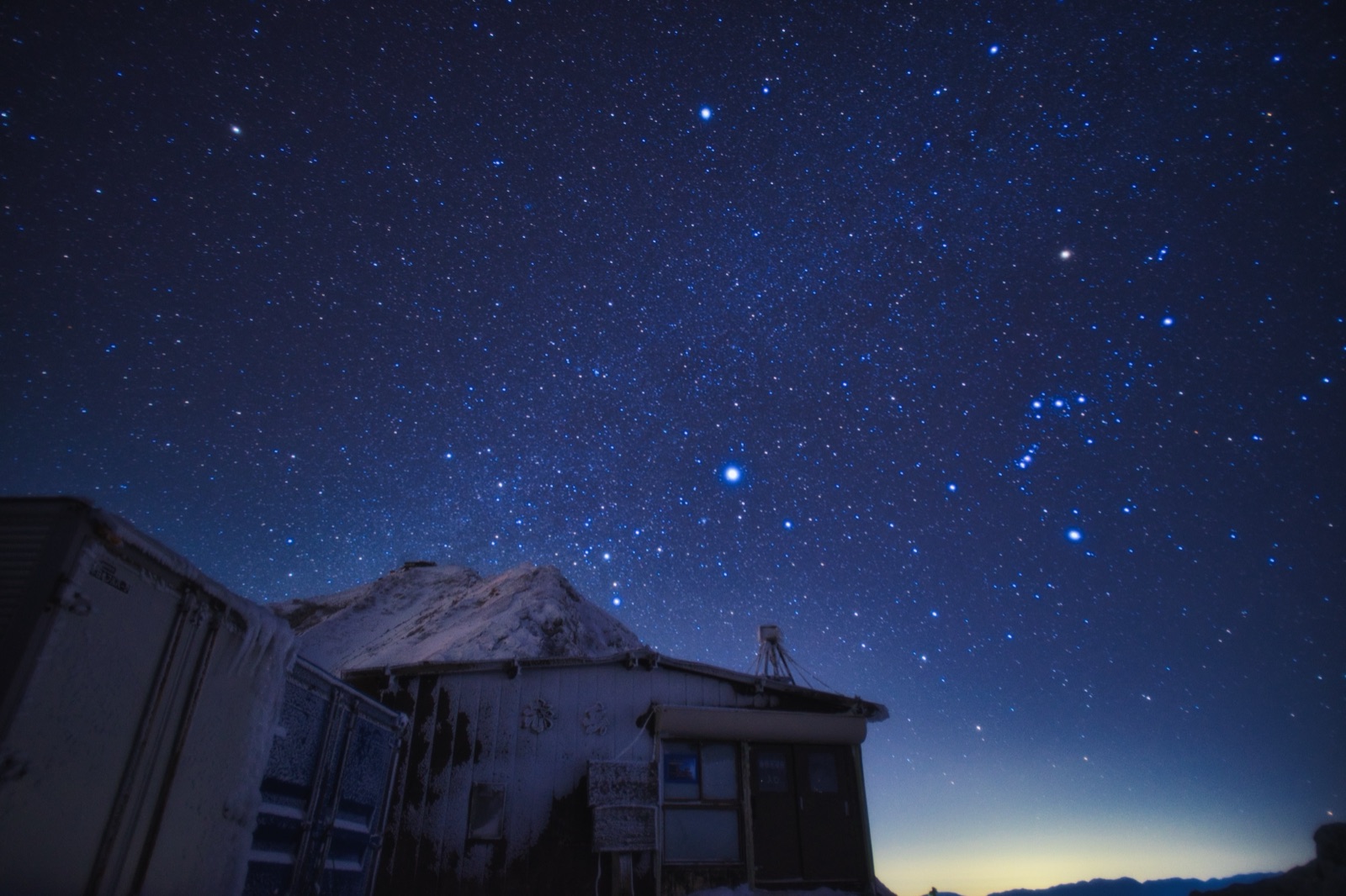 山梨縣山間小屋與星空的寂靜對話（山梨県）