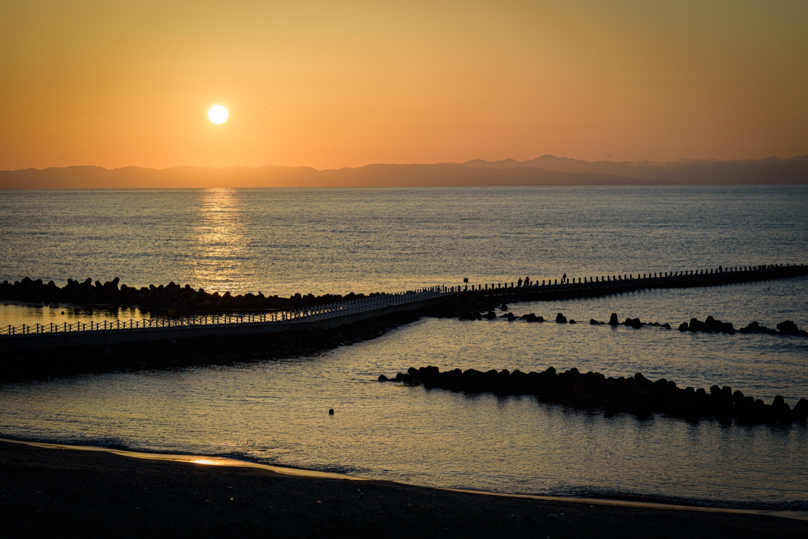 夕陽映照日本海 佐渡島在晚霞中閃耀（新潟県）