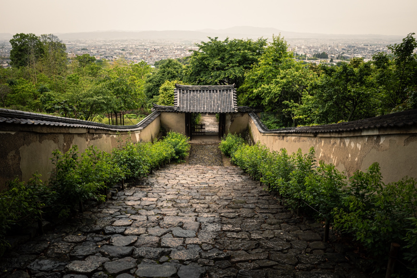 百毫寺參道上，奈良市街在眼下舒展（奈良県）