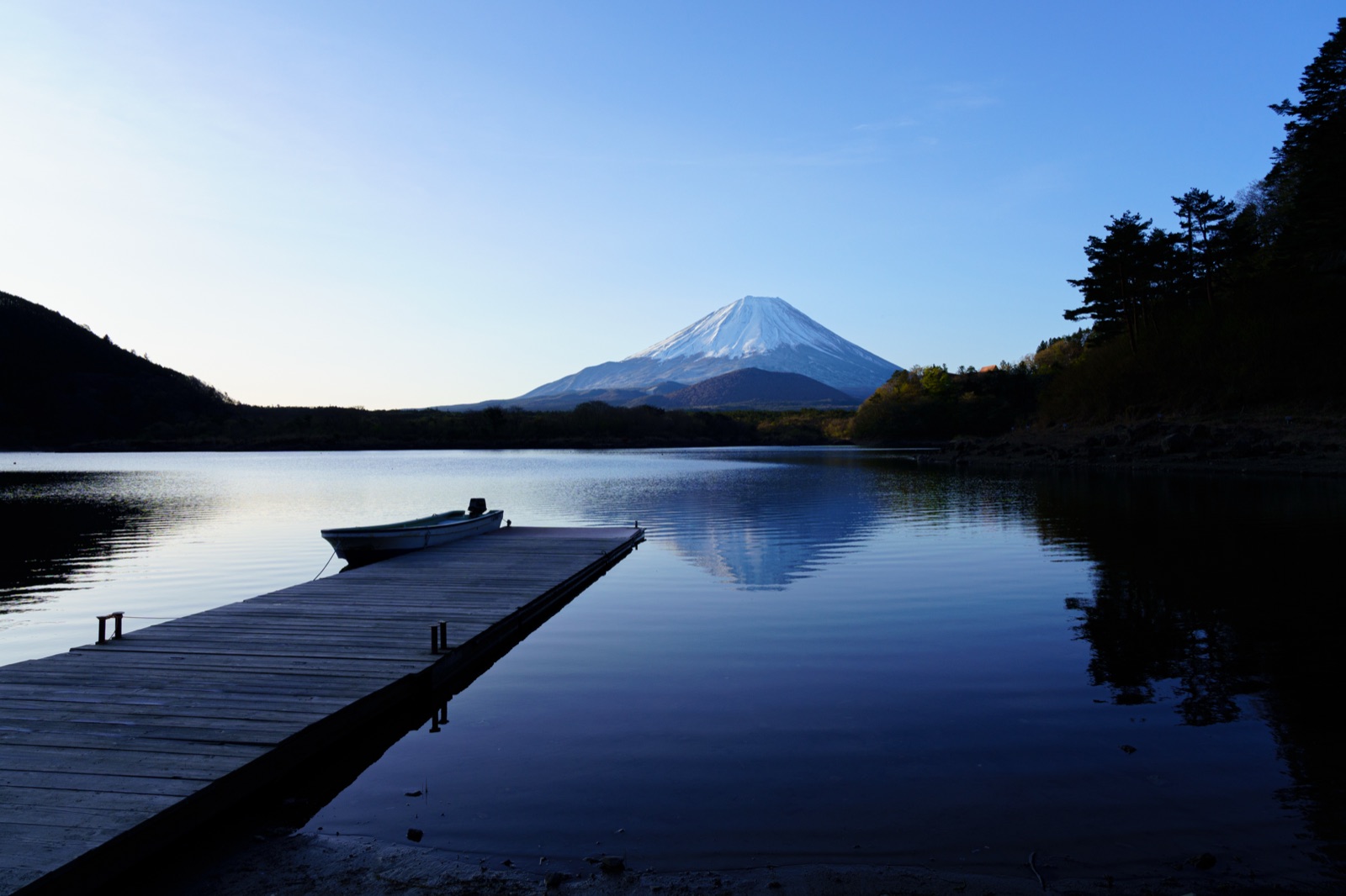 精進湖靜水映天色（山梨県）