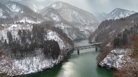 福島 只見線第三只見川橋梁 冬空下的鐵橋列車（福島縣）