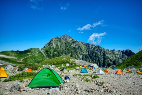 劍嶽之夏 從營地仰望富山的尖峰（富山縣）