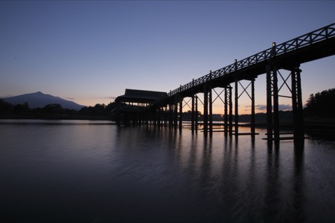 青森 津輕富士見湖 夕暮中的鶴之舞橋（青森縣）