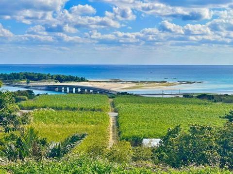 久米島高台俯瞰 奧武島與漸層海景（沖繩縣）
