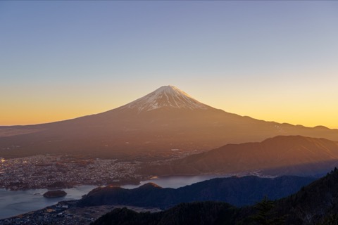 山梨縣新道峠的寧靜山徑