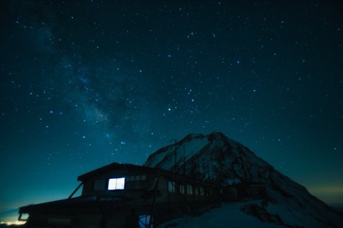 山小屋遠眺銀河，長野縣的夜空詩篇（Yashiro_Hino 攝）