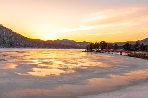 群馬赤城山冰封大沼，夕陽映照成夢幻瞬間（群馬縣）